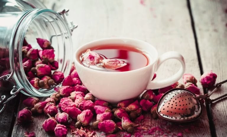 دمنوش گل سرخ با پر گل محمدی