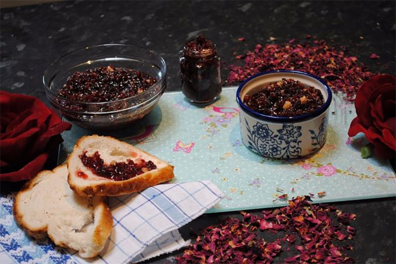 پر گل محمدی برای مربا