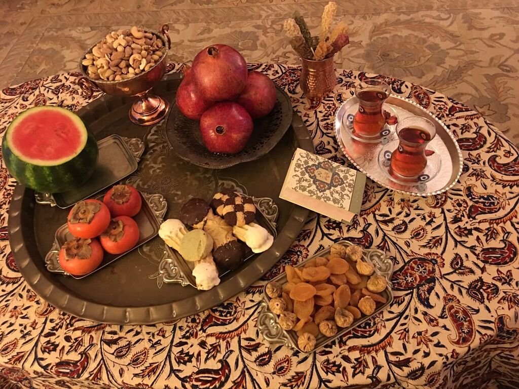 سفره شب یلدا همراه با آجیل