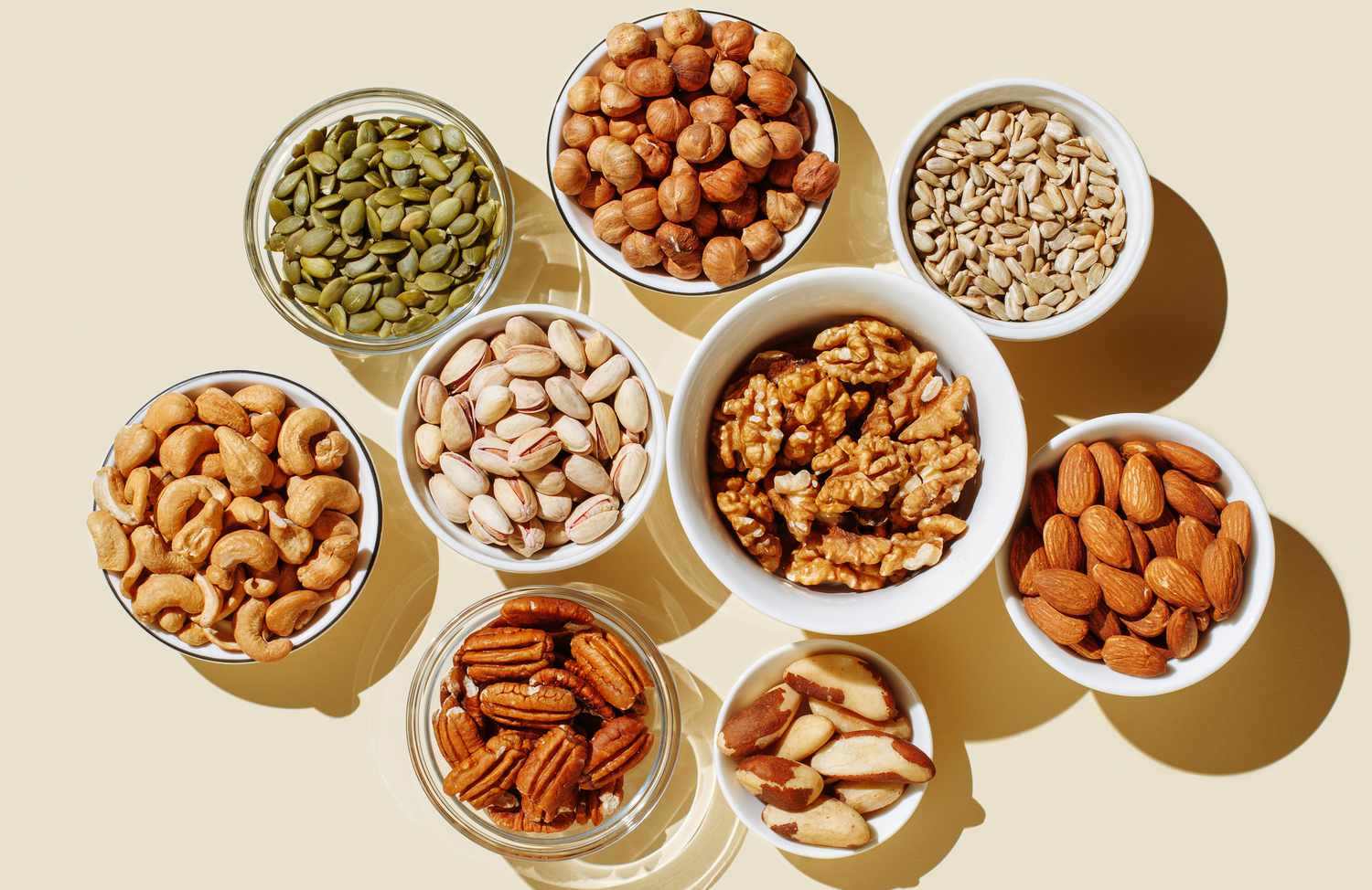 بررسی بو و طعم هنگام خرید آجیل